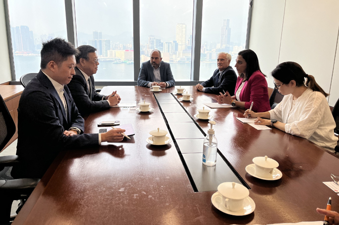 Un momento del encuentro de la consejera Sara Rubira con el secretario de Comercio y Desarrollo de la región asiática, Algernon Yau