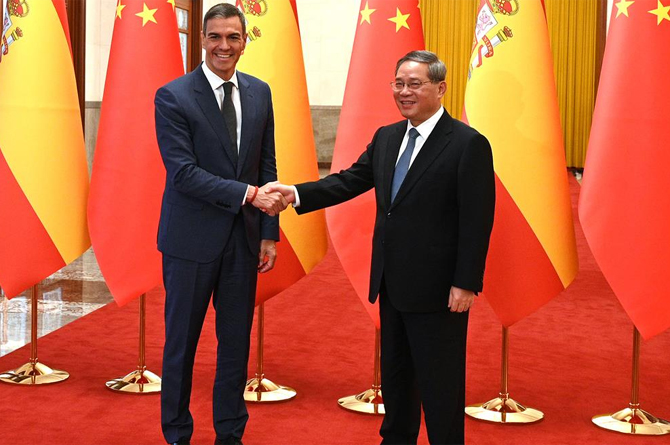 Pedro Sánchez con Li Qiang, primer ministro de la República Popular China, el lunes 9 de septiembre en Pekín