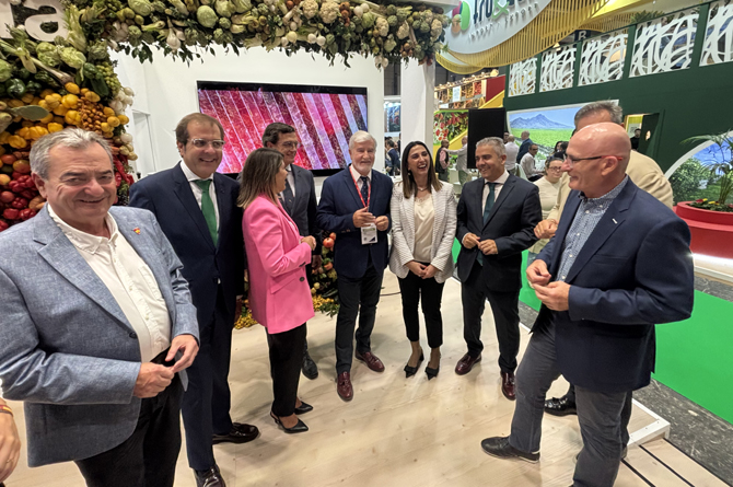 El presidente de la Autoridad Portuaria, la consejera de Agricultura y la alcaldesa de Cartagena, con representantes de organizaciones agraias en Fruit Attraction