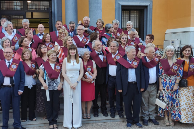 Foto de familia de anteriores promociones de egresados