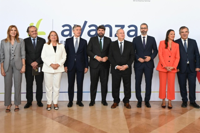 López Miras, en el centro, junto al ministro Jordi Hereu, a su izquierda