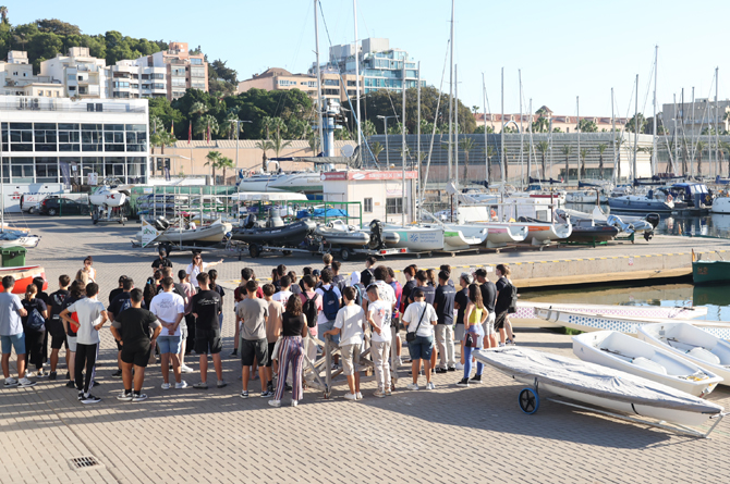 Los nuevos alumnos de la UPCT también conocieron las instalaciones del Club de Regatas de Cartagena