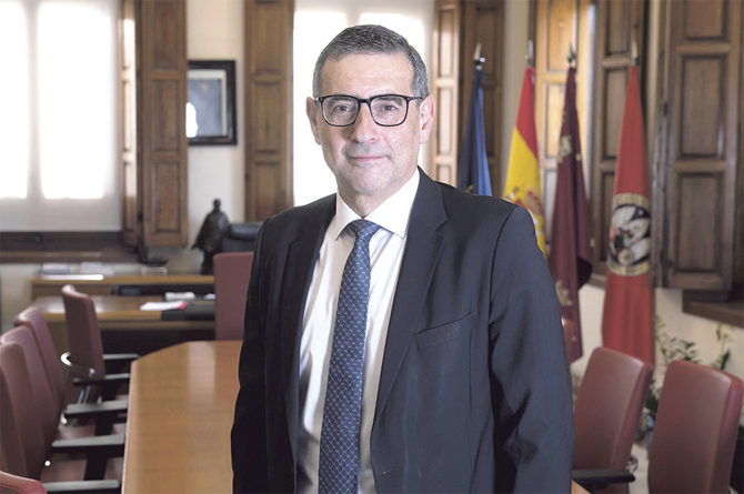 José Luján en su despacho de la Universidad de Murcia