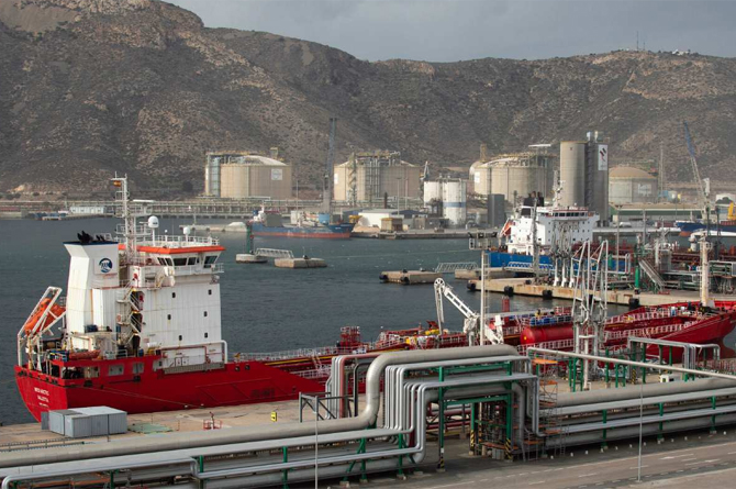 Un buque descarga crudo para la refinería de Cartagena