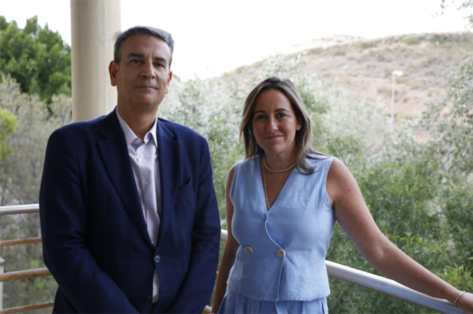 Mar Abad, presidenta de ENAE Alumni, junto al director general de la escuela de negocios, Miguel López
