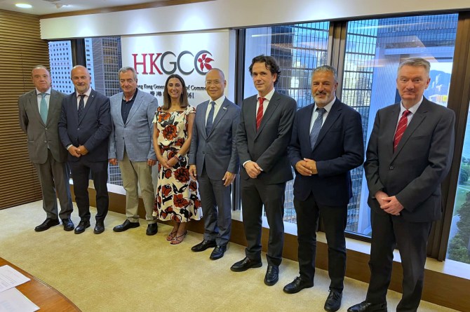 Reunión de la consejera Sara Rubira con el CEO de la Cámara General de Comercio de Hong Kong, Patrick Yeung, y Alfonso Ballesteros, Chairman of the Europe Committee