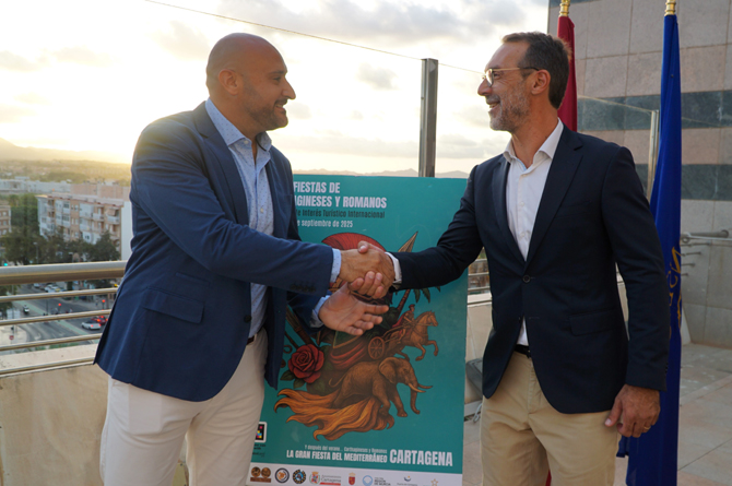 Luis Roque, subdirector de Repsol en Cartagena, y Eduardo Conesa, presidente de la Federación de Tropas y Legiones