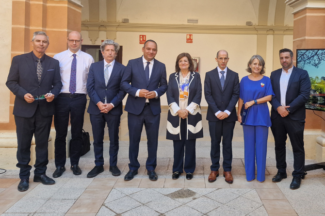 Foto de familia tras la presentación de la nueva Cátedra