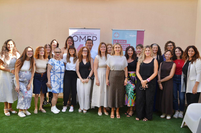 La consejera de Política Social, Familias e Igualdad, Conchita Ruiz, junto con la presidenta de OMEP, Noemí Muñoz, y las participantes de la II edición de 'Mujer Impulso +50'