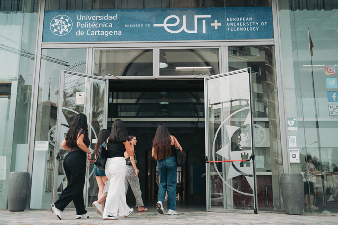 Estudiantes accediendo al Campus CIM de la UPCT, en la jornada inaugural de este curso