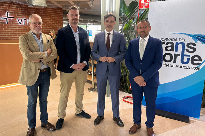 El consejero Jorge García Montoro (segundo por la derecha), junto al secretario general de Froet, Manuel Perezcarro, al gerente de Vrio Europa, Anthony Renton y el director general de Movilidad, José Antonio Verdú