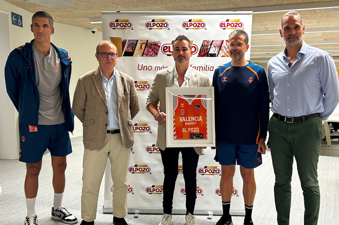 Rubén Burgos, entrenador del equipo femenino; José Ángel Cerón, director de Comunicación de El Pozo; Pablo Olivares, director de Marketing de El Pozo; Pedro Martínez, entrenador del equipo masculino; y Víct