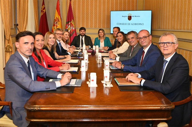 El Consejo de Gobierno se ha reunido hoy en Cartagena. Al fondo su alcaldesa, Noelia Arroyo