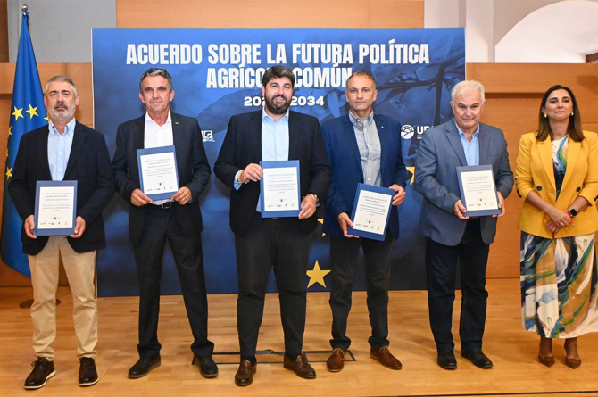 López Miras junto a los representes de las organizaciones agrarias
