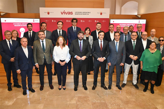 El presidente López Miras, en el centro, junto a miembros de su Gobierno, constructores, promotores, economistas y asociaciones empresariales