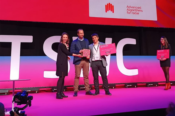 Francisco Salmerón, en el centro, recibió el premio en 2023 el premio a la Mejor Solución Sanitaria dentro del IOT Solutions World Congress