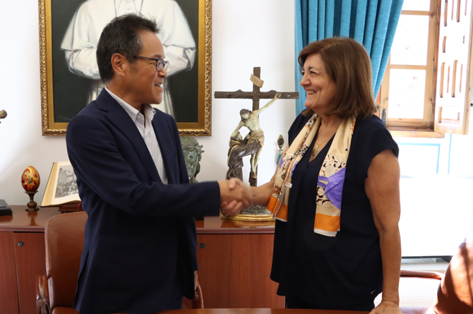 Jiro Hayashi y María Dolores García, presidenta de la UCAM, tras la firma del acuerdo