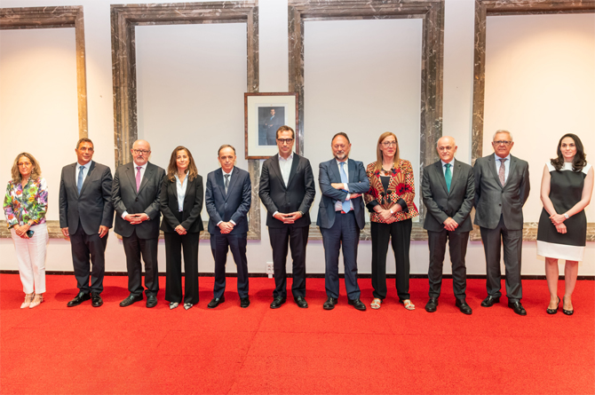 Presidente y vocales de la CNMC junto al ministro Carlos Cuerpo
