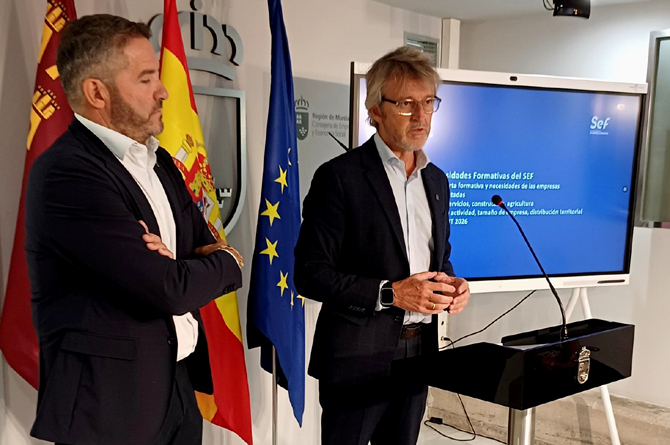 Miguel L&oacute;pez Abad, presidente de Croem, y Luis Alberto Mar&iacute;n, consejero de Empresa y Empleo