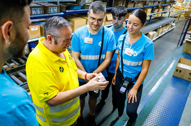 Alumnos de la Escuela Log&iacute;stica de Hefame durante una formaci&oacute;n en las instalaciones de la cooperativa