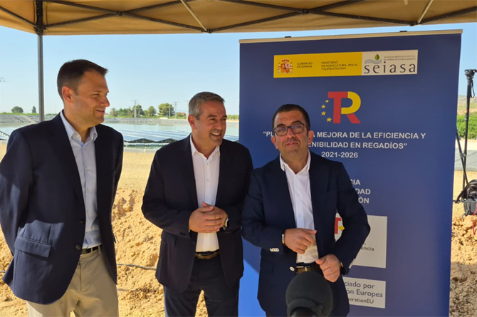 El consejero durante la visita a las nuevas instalaciones de la comunidad de regantes de Librilla