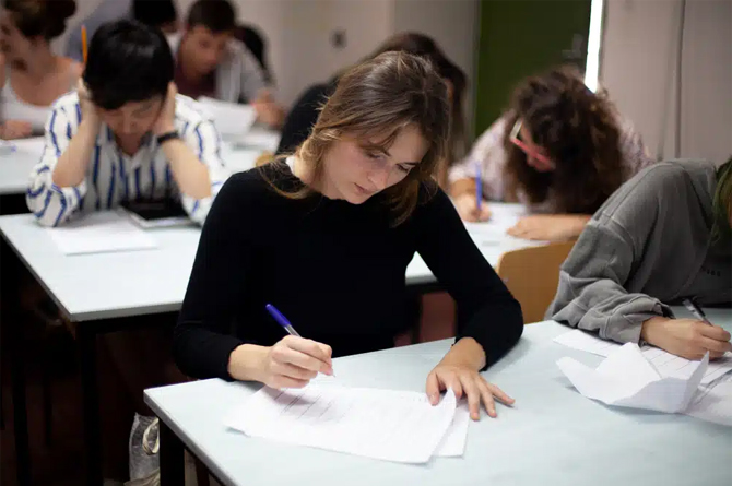 Alumnos realizando las pruebas del informe PISA. Imagen: Douglas Edric Stanley