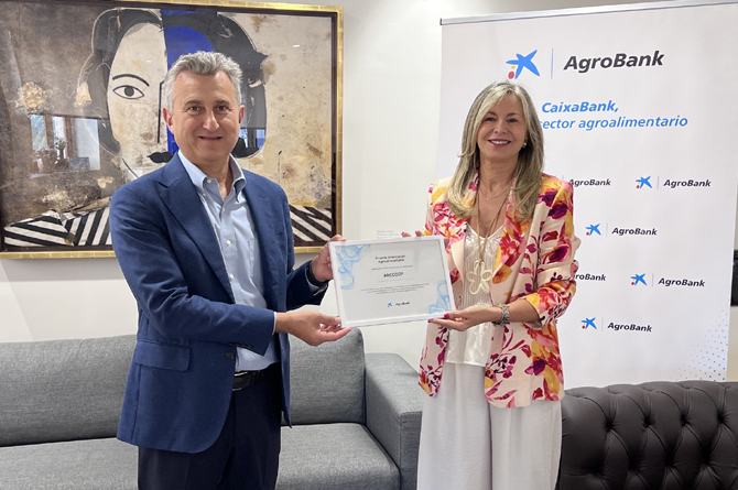 Alejando Monz&oacute;n, presidente de Anecoop, y Olga Garc&iacute;a, directora tterritorial de CaixaBank en Comunidad Valenciana y Regi&oacute;n de Murcia