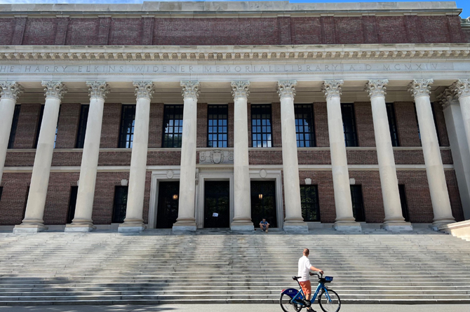 Fachada de la biblioteca Widener de la Universidad de Harvard, uno de los destinos para los investigadores predoctorales del programa Fulbright