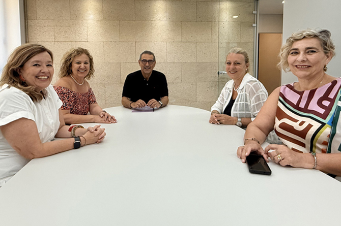 Directivas de Colabora Mujer el pasado 2 de agosto, cuando formalizaron su incorporaci&oacute;n a Croem