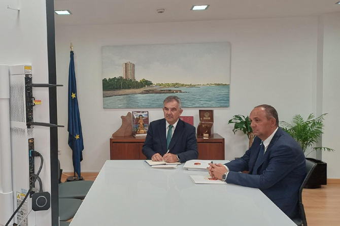 Juan Mar&iacute;a V&aacute;zquez con el director general de Universidades Antonio Caballero