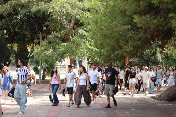 Nuevos estudiantes caminando por el Campus de Alfonso XIII