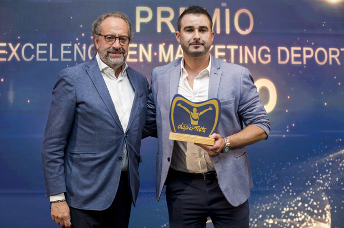 Pablo Olivares, director de marketing de ElPozo (derecha), recoge el premio de manos de Juan Cant&oacute;n, director general de AMKT