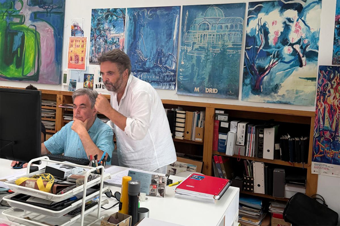 Manuel Herrera, de pie, en su estudio