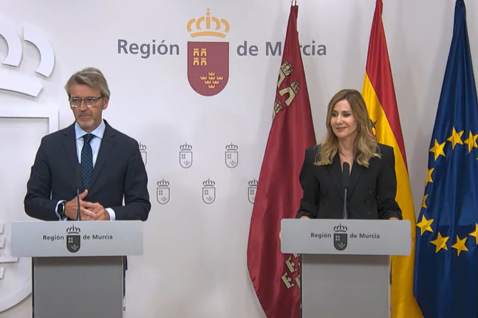 Los consejeros de Empresa y Hacienda, Luis Alberto Mar&iacute;n y Marisa L&oacute;pez Arag&oacute;n, durante la presentaci&oacute;n del anteproyecto de ley
