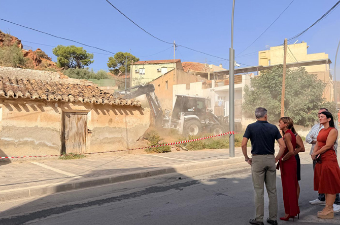 Un momento del derribo del inmueble