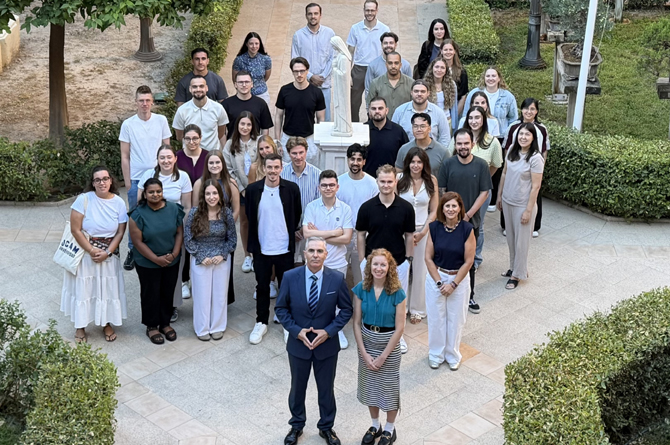 Los estudiantes en la bienvenida junto a los representantes de ambas universidades