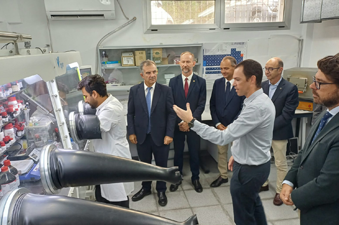 El consejero, Juan Mar&iacute;a V&aacute;zquez, junto al Rector de la UPCT, Mathieu Kessler, durante la visita al grupo de excelencia EXCELMAQ
