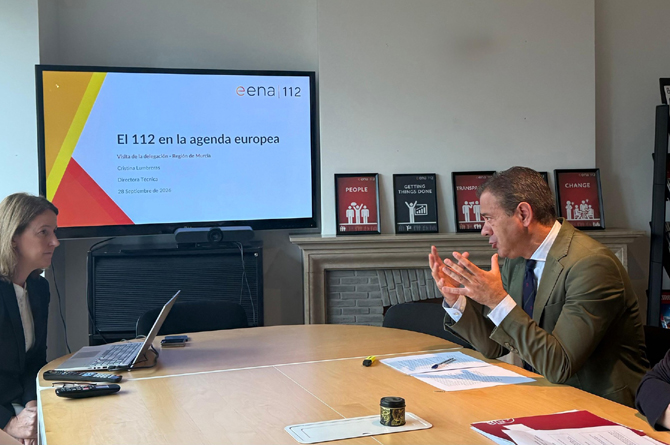 El consejero Marcos Ortu&ntilde;o con la directora de la Asociaci&oacute;n Europea del N&uacute;mero de Emergencia 112 Europa, Cristina Lumbreras