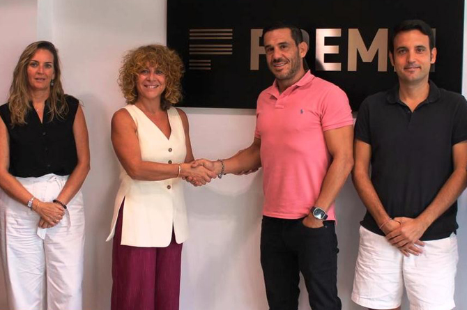 El nuevo presidente de Aresmur, Jos&eacute; Mar&iacute;a Pliego Vidal, estrechando la mano a Encarna Ortiz Asensio