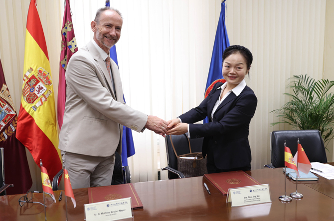El rector Kessler y la vicepresidenta de la instituci&oacute;n china, Jing Xie