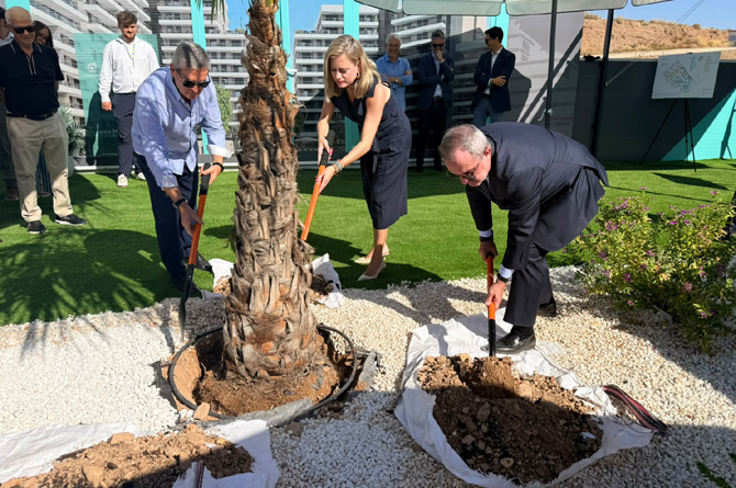 Plantaci&oacute;n del primer &aacute;rbol del futuro residencial Aura Condomina