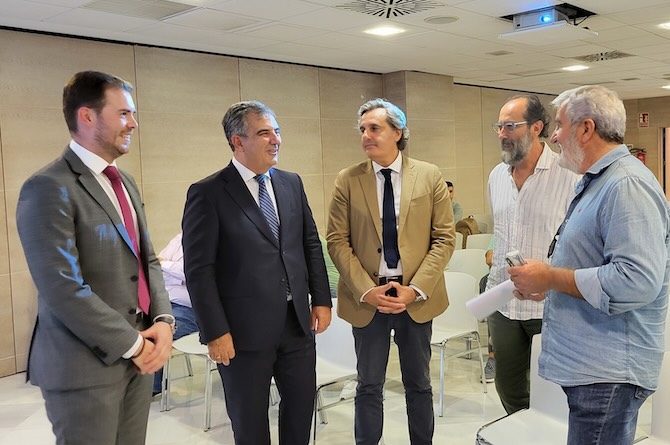 El consejero de Medio Ambiente, Juan María Vázquez, charlando con el presidente de Anpier, Miguel Ángel Martínez-Aroca, tras la celebración de la VI edición de la jornada 'Camino del Sol'