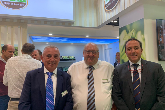 Diego González gerente del grupo en España, Rudolf Behr propietario y CEO de BEHR AG y el abogado Carlos Conesa