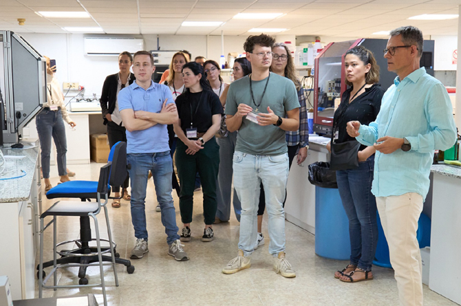 Investigadores en uno de los laboratorios del Cetec