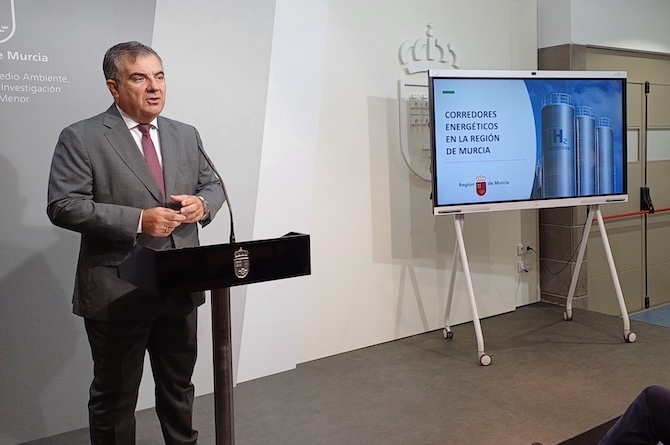 Juan María Vázquez explica los detalles del estudio realizado por su consejería sobre las infraestructuras energéticas necesarias en la Región