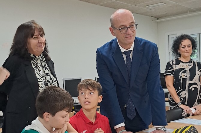 El consejero de Educación, Víctor Marín, en su visita de hoy al CEIP Juan XXIII de Murcia