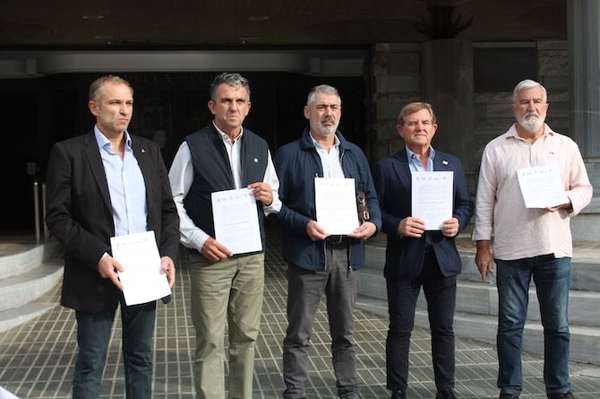 Los representantes de las cinco organizaciones firmantes, en la puerta de la Asamblea Regional