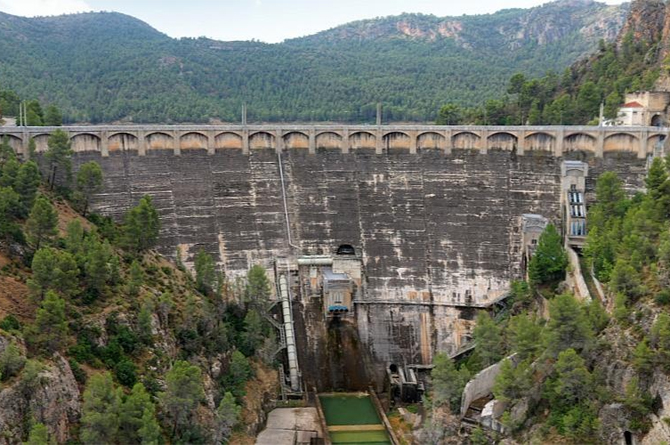 Presa del embalse de La Fuensanta en Yeste, Albacete