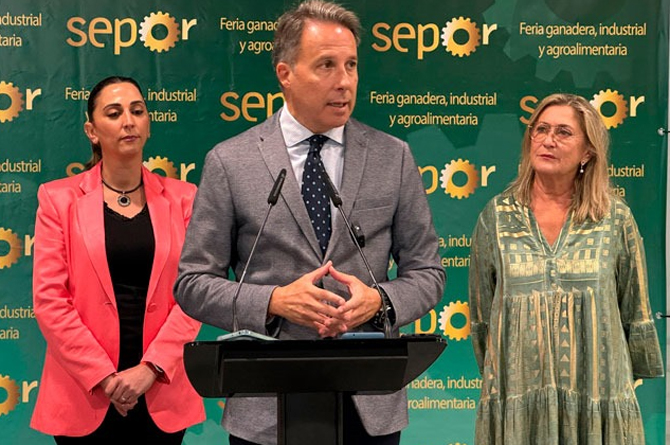 Fulgencio Gil, ‘escoltado’ por Sara Rubira y Patry Bermúdez
