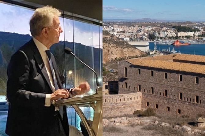 Antonio Catalán, presidente de AC Hoteles durante su intervención en el Círculo de Economía y la batería de Fajardo en Cartagena